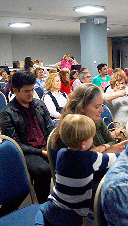 mujer en la iglesia